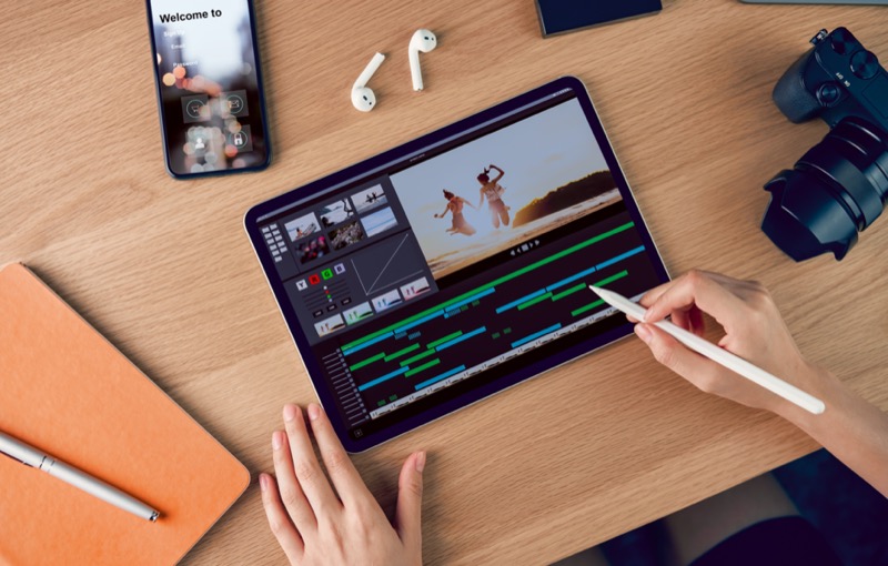 Teacher watching webinar for deaf and hard of hearing